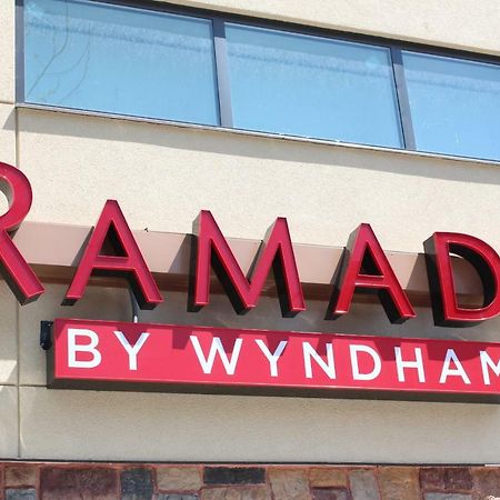 Ramada By Wyndham Bronx Terminal Hotel New York Exterior photo