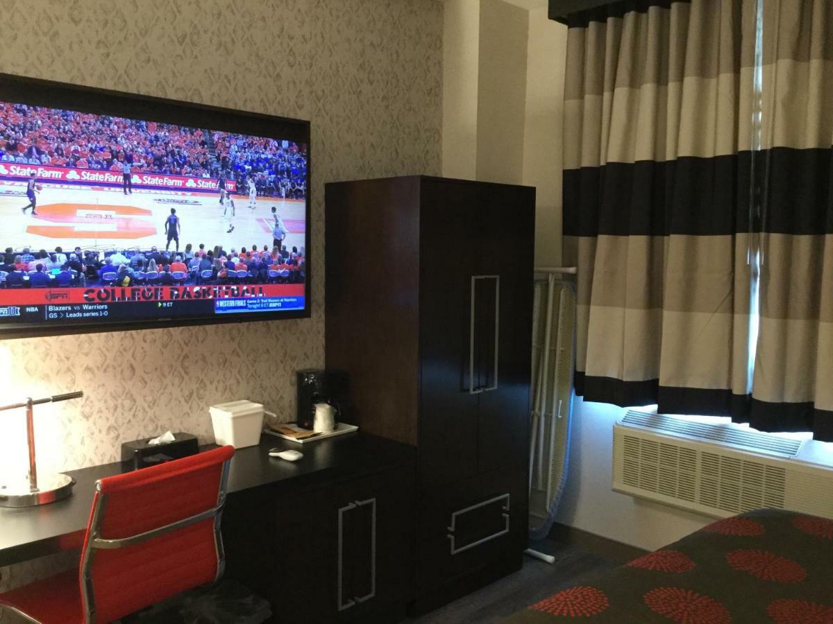 Ramada By Wyndham Bronx Terminal Hotel New York Exterior photo